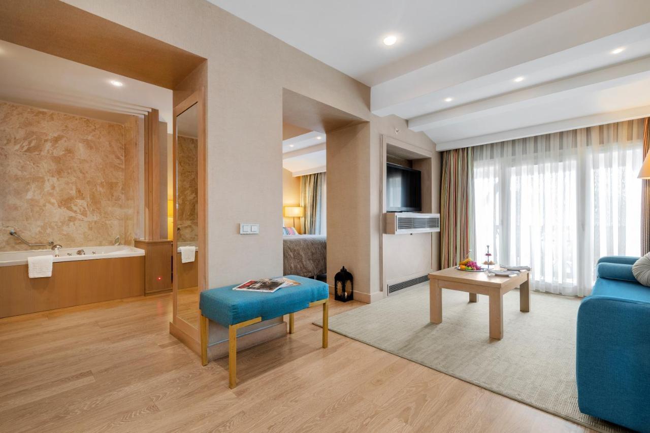 Suite Pool View